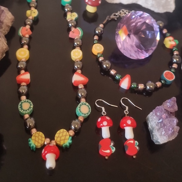 Ensemble d'été : collier, boucles d'oreilles et bracelet de champignons et de fruits avec des perles de verre dorées à la rose, des perles de style hématite. Bijoux Cottage Core
