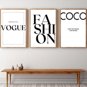 Può includere: Tre stampe artistiche incorniciate con cornici in legno. Le stampe presentano un testo nero in grassetto su sfondo bianco. Il testo include "VOGUE", "FASHION" e "COCO", con la citazione "I DON'T DO FASHION I AM FASHION".