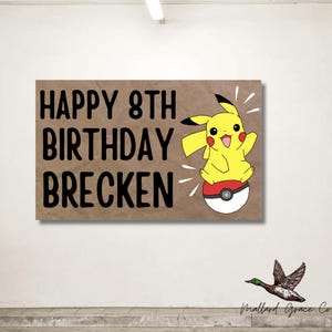 Puede incluir: Un letrero rectangular marrón con el texto "HAPPY 8TH BIRTHDAY BRECKEN" en negro. Un personaje Pikachu amarillo está sentado en una Poké Ball roja y blanca. Fondo claro.