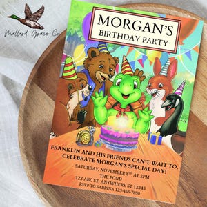 Könnte beinhalten: Eine farbenfrohe Geburtstagseinladung mit Zeichentieren, darunter eine Schildkröte, ein Bär und ein Hase, die sich um einen Kuchen versammeln. Die Einladung lautet "Morgan's Birthday Party" und enthält Veranstaltungsdetails.