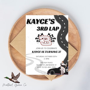 Puede incluir: Una invitación de fiesta de cumpleaños con temática de carreras. La invitación dice "3ª vuelta de Kayce" con el número 3 y banderas a cuadros. La invitación incluye detalles del evento y un gráfico de coche de carreras.