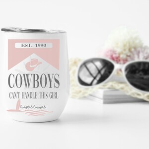 K&ouml;nnte beinhalten: Ein wei&szlig;er Edelstahl-Weinglas mit einem rosa und grauen Design. Das Design zeigt einen Cowboyhut und den Text "EST. 1990 COWBOYS CAN'T HANDLE THIS GIRL Coastal Cowgirl".