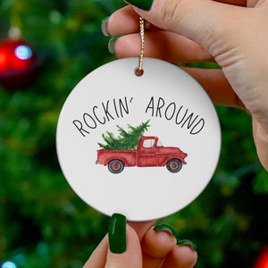 Vintage roter LKW, Rockin 'Around, Weihnachtskeramikverzierung, Feiertagsverzierung, Retro-Weihnachtsbaum-LKW-Dekoration, Feiertagsdekor