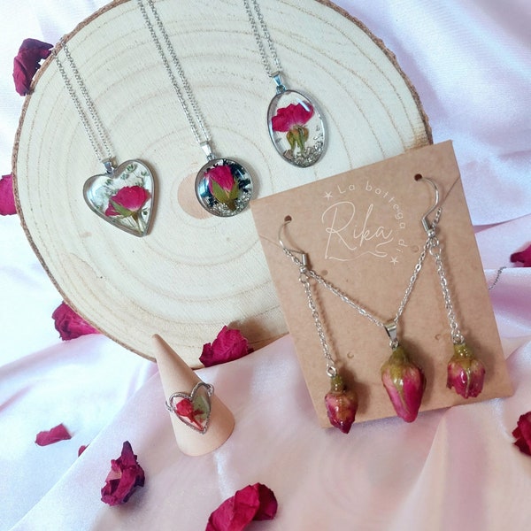 Collana con ciondolo fiori, rosa rossa, gypsophila, anello a forma di cuore con rosa, collana orecchini bocciolo di rosa, San Valentino