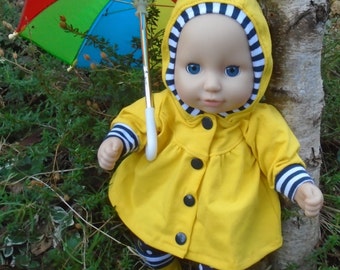 Regenjacke mit Hose und Stiefelchen, Kapuzenjacke  "Heute ist ein Regentag" für Puppengröße um die 36 cm. Öko- Tex- Standard 100