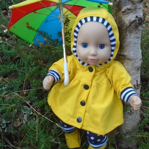 Regenjacke mit Hose und Stiefelchen, Kapuzenjacke  "Heute ist ein Regentag" für Puppengröße um die 36 cm. Öko- Tex- Standard 100