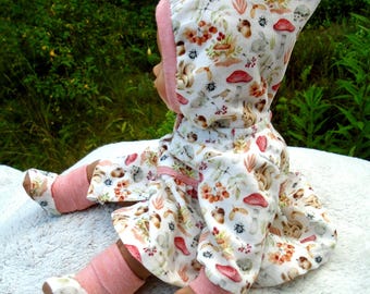 Abrigo para tu muñeca, con pantalones y botas, chaqueta con capucha "Un día en el bosque" para muñecas de unos 32 cm.