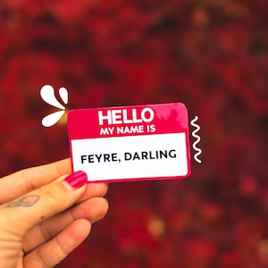 Hola Feyre Darling - Fan de ACOTAR - Hola, mi nombre es - Lectora de fantasía - Velaris - Regalo para la mejor amiga lectora - Amante de los libros - Pegatina Rompedora de Maldiciones