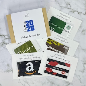 College Survival Geschenkkartenbox, College Care Paket, Abschlussgeschenk, personalisiertes Geschenk für College Studenten, Bargeldhalter, Geldhalter