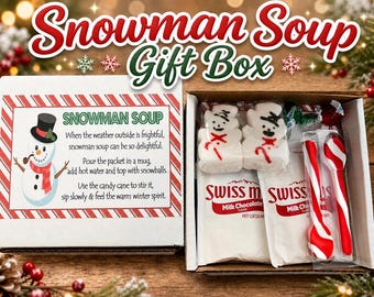 Może przedstawiać: Pudełko prezentowe Snowman Soup zawierające dwie saszetki mieszanki do gorącej czekolady mlecznej Swiss Miss, dwie pianki marshmallow w kształcie bałwanka oraz dwie czerwono-białe łyżeczki w kształcie laski cukrowej z wierszykiem.