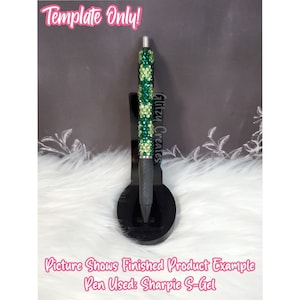 Może przedstawiać: Zielony i jasnozielony długopis z kryształkami na czarnym stojaku. Długopis jest ozdobiony kryształkami w geometrycznym wzorze. Widać tekst "Template Only!" i "Glitzy Creates". Widać również tekst "Picture Shows Finished Product Example Pen Used: Sharpie S-Gel".