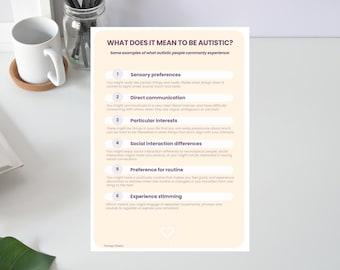 Pode incluir: Um papel branco com o texto "WHAT DOES IT MEAN TO BE AUTISTIC?" e exemplos de experiências autistas. O papel está sobre uma mesa branca com uma caneca branca e um descanso de copo de madeira.