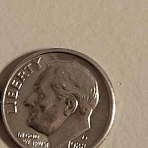 3 monedas de diez centavos con errores