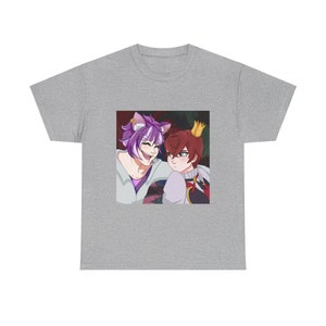 Può includere: T-shirt grigio con un'illustrazione colorata in stile anime di due personaggi. Uno ha i capelli viola e orecchie da gatto, l'altro ha i capelli castani e una corona. L'opera d'arte è ambientata su uno sfondo scuro.