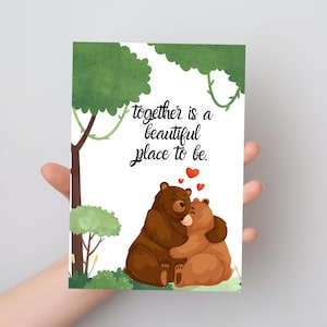 Tarjeta de aniversario con un lindo oso: juntos es un hermoso lugar para estar - Tarjeta de San Valentín - Descarga digital
