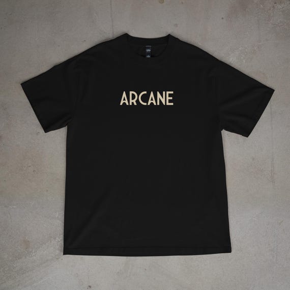 Camiseta con el logotipo beige arcano Camiseta negra inspirada