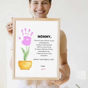 Créez des souvenirs impérissables avec l'impression artisanale d'empreintes de main pour la fête des mères : oeuvre d'art d'empreintes de main de fleurs et carte de fête des mères pour les enfants, accompagnée