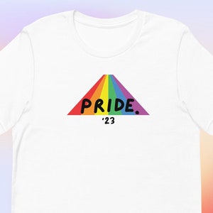 Könnte beinhalten: Weißes T-Shirt mit einem Regenbogen-Dreieck und dem Text "PRIDE. '23"