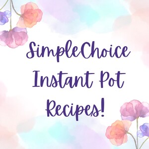 Può includere: Uno sfondo in stile acquerello con colori pastello e accenti floreali. Il testo "Simple Choice Instant Pot Recipes!" è scritto in un carattere script viola scuro, che suggerisce un libro di cucina o una guida alle ricette.