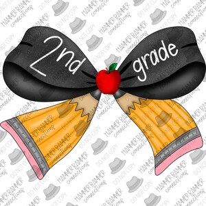 Può includere: Un fiocco nero con una mela rossa al centro e il testo "2nd grade" sul fiocco. Il fiocco è fatto di matite con accenti gialli e rosa.