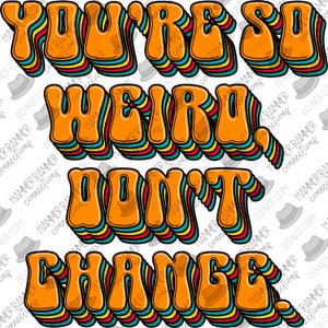 Peut inclure: Un design graphique coloré avec le texte "You're so weird, don't change" dans un style rétro. Le texte est en relief, en 3D, avec des couleurs orange, jaune, bleu, rouge et vert.