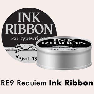Op de afbeelding: Zilveren inktlint voor typemachines, met een zwart-wit label met de tekst "INK RIBBON For Typewriters" en een hardloop hond-afbeelding. De tekst "Royal Type" is ook zichtbaar. De tekst "RE9 Requiem Ink Ribbon" staat onderaan.