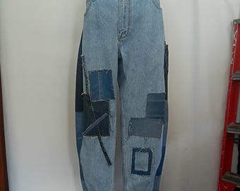Jeans alla moda modello Dad-Fit a gamba larga con dettaglio a toppa.