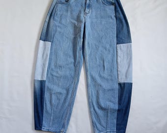 Jean tonneau de coupe décontractée en denims moyens et délavés.