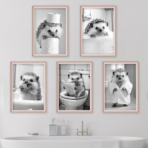 Pacchetto di 5 stampe murali con ricci divertenti, stampa fotografica di animali carini per il bagno, riccio sul water, vasca, accappatoio, lavarsi i denti, arte AI stampabile