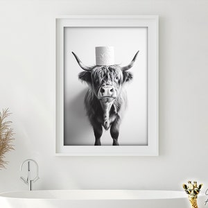 Arte divertente da parete per il bagno, mucca delle Highlands con un rotolo di carta igienica sulla testa, arte da bagno stampabile, foto di animali vintage, umorismo sulle mucche, arte AI