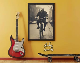 Könnte beinhalten: Ein Schwarzweißfoto eines Hundes, der eine Jacke trägt und Fahrrad fährt. Das Foto ist gerahmt und hängt an einer gelben Wand. Der Text "Cheeky Animals" steht unter dem Rahmen.
