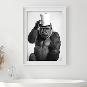 Gorila com um rolo de papel higiênico na cabeça, arte engraçada de parede para banheiro, impressão de banheiro, foto de animal vintage, gorila fofo, arte de IA para impressão