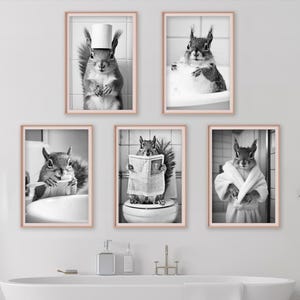 Pacchetto di 5 stampe artistiche divertenti con scoiattoli, stampa fotografica di animali carini per il bagno, scoiattolo sul water, vasca, accappatoio, lavarsi i denti, arte AI stampabile