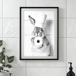 Coniglietto con un rotolo di carta igienica sulla testa, divertente arte murale per il bagno, decorazione per la lavanderia, simpatico coniglio, stampa umoristica sugli animali, arte AI stampabile
