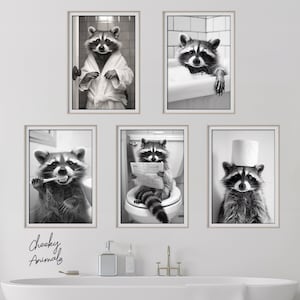 Lote de 5 impresiones fotográficas divertidas de mapaches para pared, juego de impresiones fotográficas de animales para el baño, mapache en el inodoro, baño, bata de baño, cepillado de dientes, arte de IA imprimible