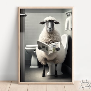 Schaf auf der Toilette sitzend und Zeitung lesend, lustiger Badezimmer Humor, Wanddekoration, lustiger Tierdruck, Home Printables, AI Digitaldrucke