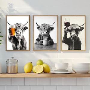 Może przedstawiać: Trzy czarno-białe ilustracje krów szkockich w zestawie trzech oprawionych wydruków. Pierwsza krowa trzyma szklankę piwa, druga trzyma kubek, a trzecia trzyma szklankę wina.