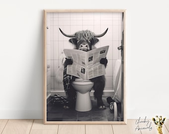 Highland Kuh sitzt auf der Toilette und liest eine Zeitung, lustiges Badezimmer Wand Dekor, lustige Animal Print, Home Printables, AI Digital Art