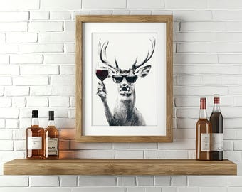 Stampa divertente di un cervo che beve vino: decorazione da parete per bar di casa (download digitale)