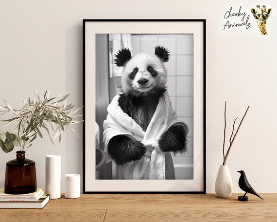 Panda dans un peignoir oeuvre d art murale amusante dans la salle de bain art animalier original impression d humour de panda dans le bain impressions maison impressions d art mural IA Etsy France