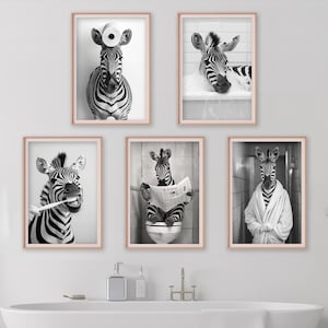 Pacchetto di 5 stampe murali di zebre divertenti, set di stampe fotografiche di animali carini per il bagno, zebre sul water, vasca, accappatoio, lavarsi i denti, arte AI stampabile