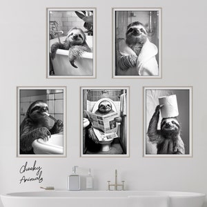 Pacchetto di 5 stampe murali divertenti con bradipi, set di stampe fotografiche per il bagno con animali, bradipo sul water, vasca, accappatoio, lavarsi i denti, arte AI stampabile