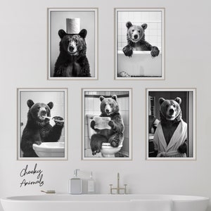Pacchetto di 5 stampe artistiche da parete con orsi divertenti, set di stampe fotografiche per il bagno con animali, orso sul water, vasca, accappatoio, lavarsi i denti, arte AI stampabile