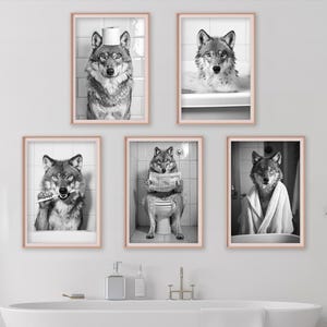 Pacchetto di 5 stampe murali di lupo divertente, set di stampe fotografiche di animali carini per il bagno, lupo sul water, vasca, accappatoio, lavarsi i denti, arte AI stampabile