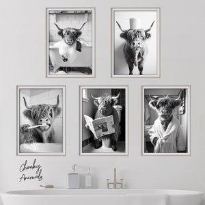 Pacchetto di 5 stampe murali con mucca delle Highlands, set di stampe fotografiche per il bagno con animali, mucca sul water, vasca, accappatoio, lavarsi i denti, arte AI stampabile