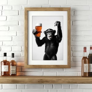 Aap bier drinken, grappige keuken muurkunst, thuisbar decor, grappige dieren alcohol humor, grappige bierliefhebber Art Print, afdrukbare AI-kunst