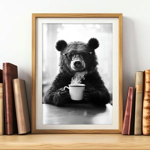 Konsttryck med björn som dricker kaffe: Rolig vintage köksdekor (digital nedladdning)