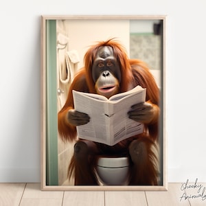 Op de afbeelding: Een orang-oetan die op een toilet zit en een krant leest. De orang-oetan draagt een roodbruine vacht. Het toilet is wit en heeft een witte zitting. De krant is open en heeft een witte achtergrond met zwarte tekst.