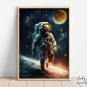 Puede incluir: Un chimpancé astronauta con un traje espacial blanco y un casco naranja camina sobre un planeta rocoso, naranja y azul. El fondo es un espacio azul oscuro con estrellas y un gran planeta naranja.