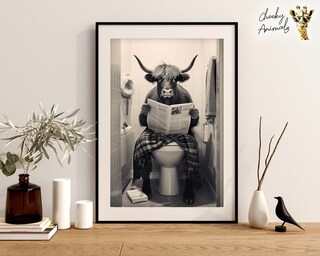 Stampa Su Tela Decorativa Da Parete – Mucca Delle Highlands Marrone Che Legge – Quadro Divertente Per Bagno O Soggiorno – Disponibile In Varie Dimensioni